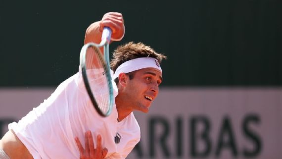 Dura caída para el platense Tomás Etcheverry en Roland Garros: quedó afuera en primera ronda