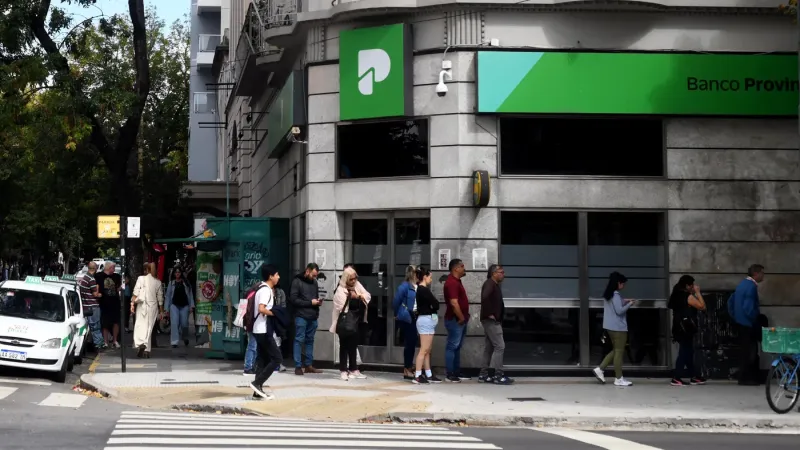Buscan limitar a 30 minutos la espera en bancos y servicios en la Provincia