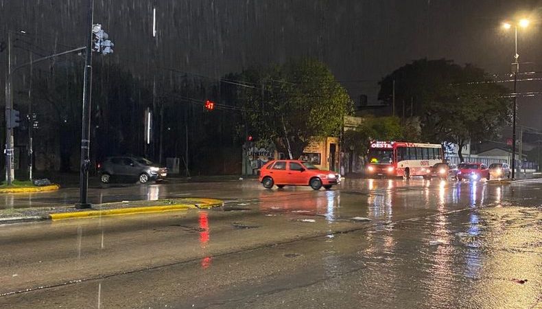 Fuertes tormentas en La Plata: hubo ráfagas, granizo y barrios que superaron los 50 milímetros de lluvia