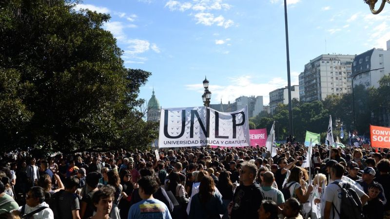 La UNLP vuelve a sumarse a la 'Marcha Federal': la comunidad universitaria se moviliza por presupuesto y salarios en todo el país