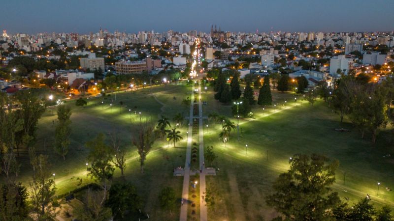 Los bomberos rescataron a un nene atrapado en un monumento del Parque Alberti