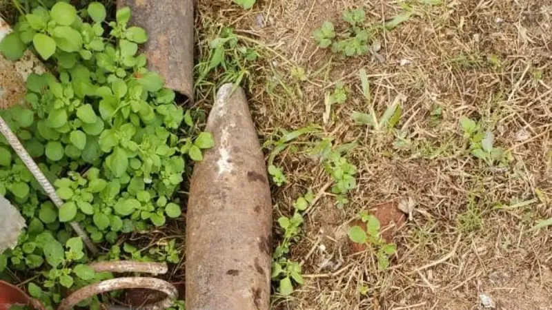 Hallaron un proyectil de artillería en el patio de una casa de City Bell