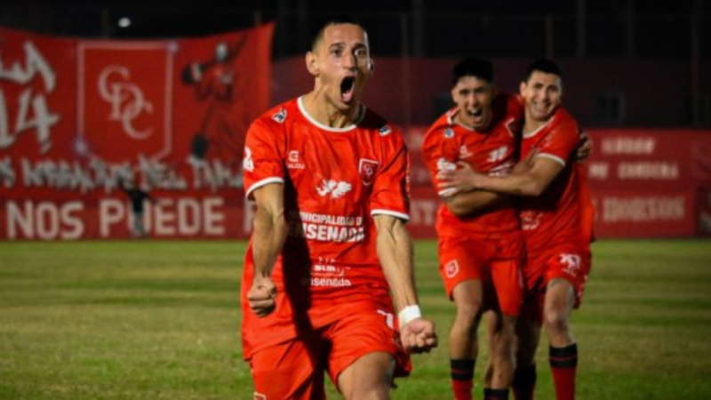 Cambaceres visita Valentín Alsina y busca seguir prendido arriba