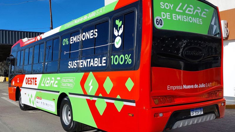 Una empresa de transporte busca choferes para operar en La Plata: cuáles son los requisitos