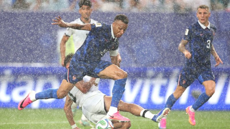 Mbappé brilló bajo la tormenta y metió a Francia en los 16avos
