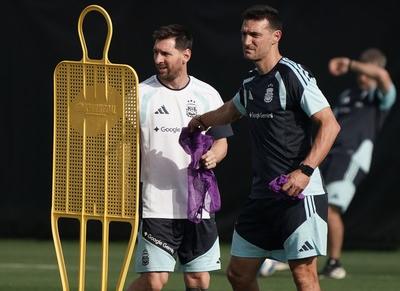 La duda de Scaloni para el debut ante Argelia