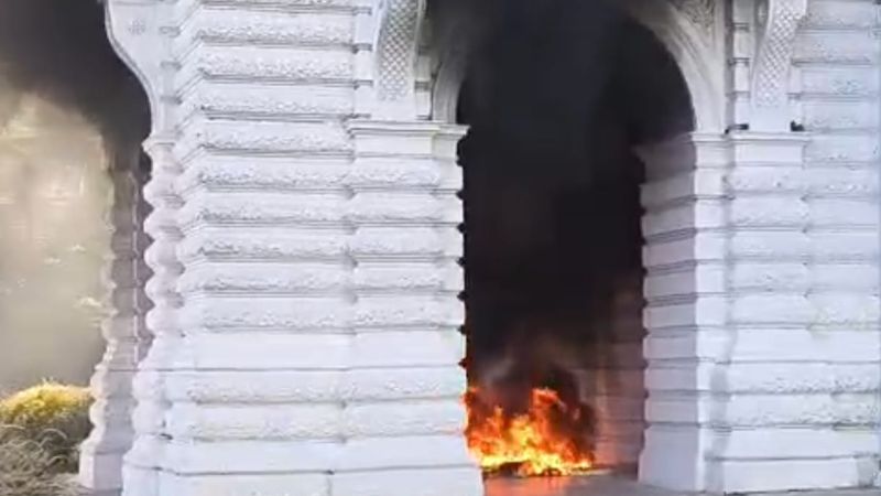 La Plata licitará los servicios de mantenimiento urbano mientras cooperativistas incendian la puerta del Palacio Municipal