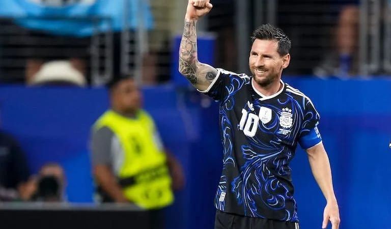 Messi selló la victoria y Argentina terminó primera con puntaje ideal