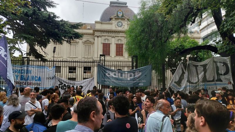 Los docentes de la UNLP aceptaron la oferta del Gobierno y cobrarán con aumento