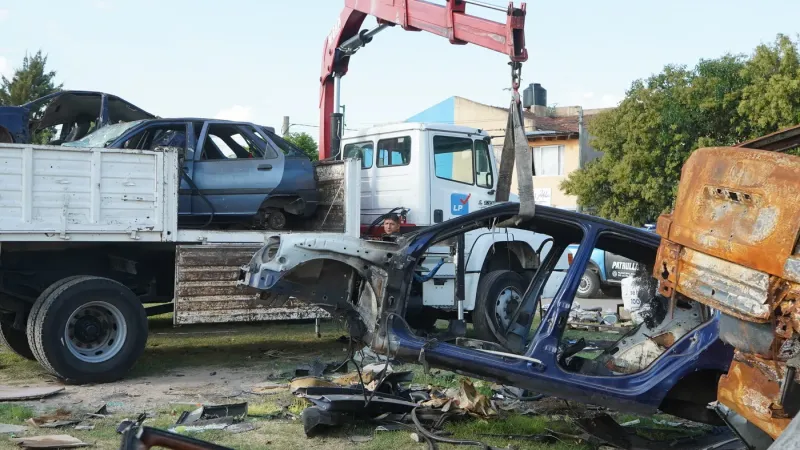 La Plata: retiraron vehículos abandonados y quemados en Abasto, Altos de San Lorenzo y Villa Elvira