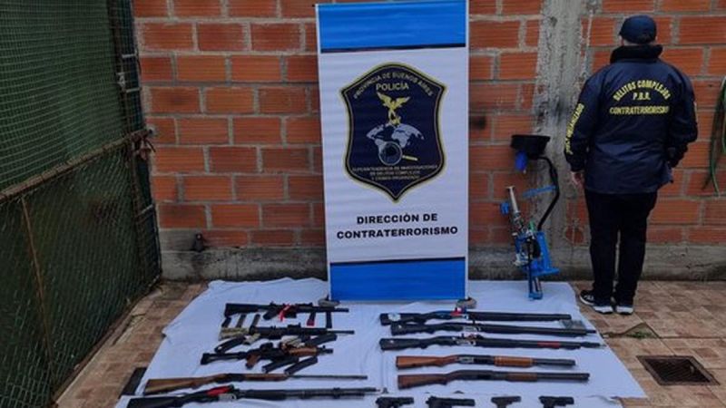 Hallan un arsenal con 25 armas en la casa de un adolescente de la ciudad