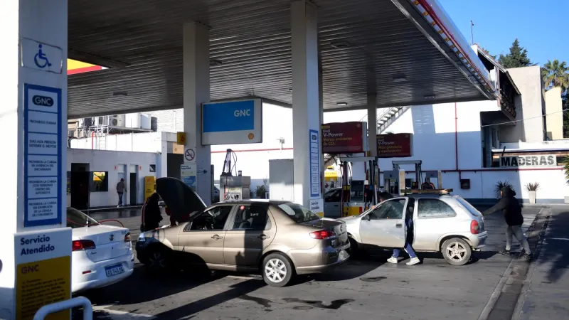 Se agrava la falta de GNC en La Plata: cerraron más estaciones y crecen las protestas
