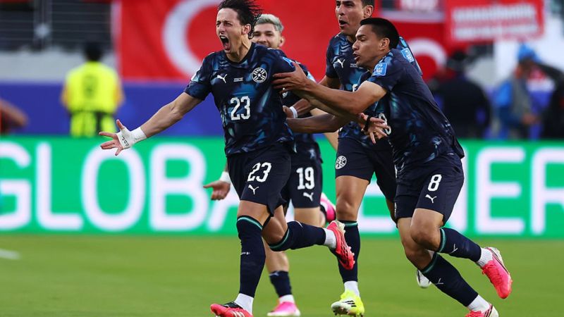 Paraguay venció a Turquía con un jugador menos y llega con chances a la última fecha