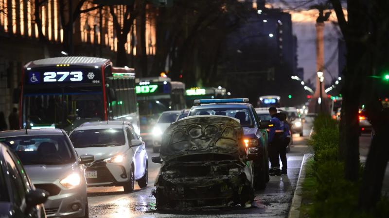 El Incendio de un taxi en pleno centro de La Plata generó un amplio operativo y caos de tránsito