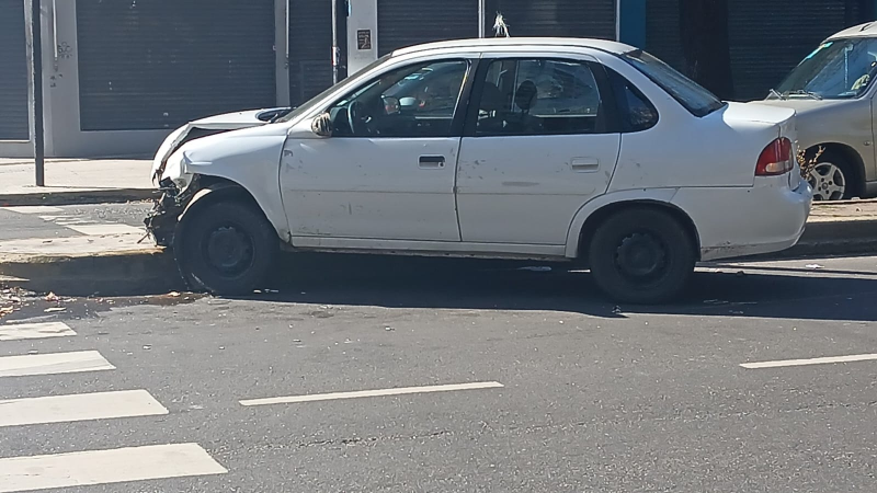 Choque entre dos autos en pleno centro de La Plata durante la madrugada