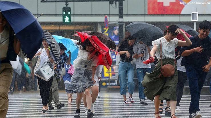 El tifón Mekkhala paraliza a Japón y Taiwan