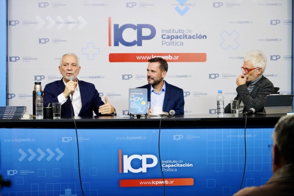 Alak y Sujarchuk debatieron sobre inteligencia artificial y ciudades humanas