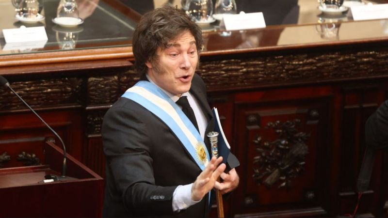 Cae el salario, cae la imagen del Gobierno nacional y crece el endeudamiento