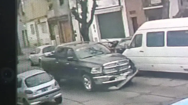Buscan a una camioneta RAM que chocó a un auto y escapó en pleno centro de La Plata