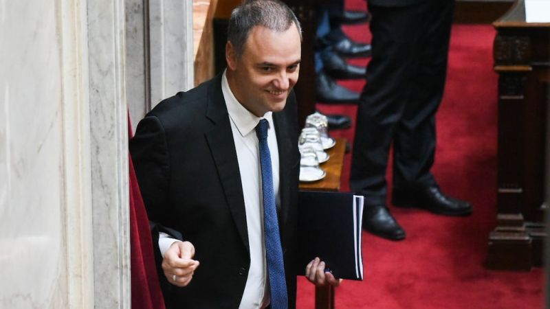 Adorni, fin: se formalizó su salida de la Jefatura de Gabinete y Diego Santilli asumirá hoy