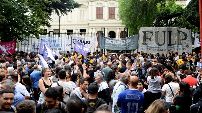 Los no docentes de la UNLP inician un paro de 48 horas por reclamos salariales