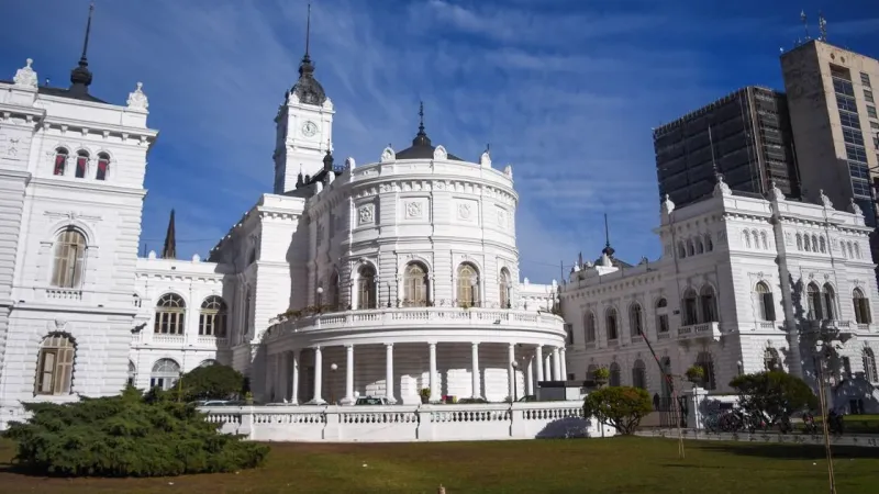 Buscan crear un observatorio para medir en La Plata el impacto del ajuste nacional
