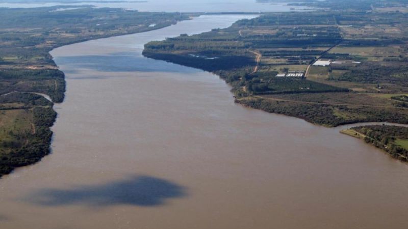 Kicillof presentó un plan millonario para sanear el Río de la Plata y reclama un aval de Nación