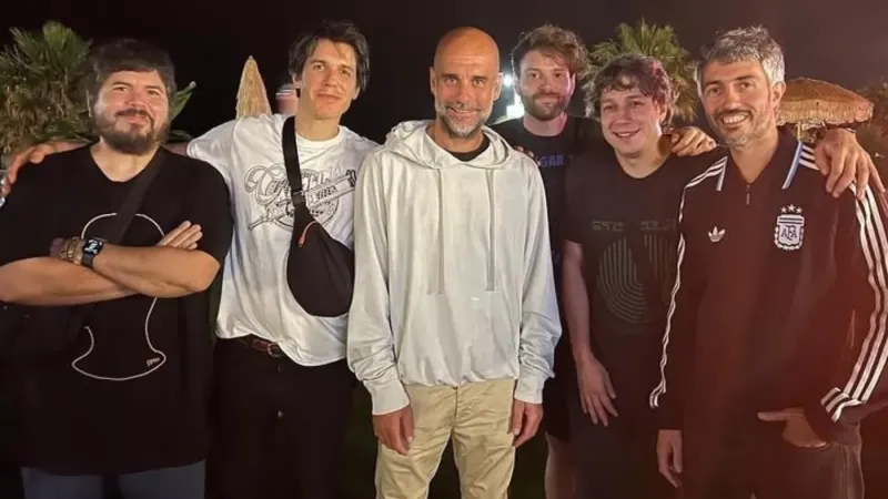 El platense Santiago Motorizado se encontró con Pep Guardiola y la foto se volvió viral
