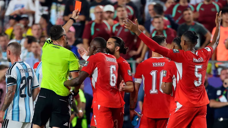 La FIFA respaldó la expulsión de Embolo ante Argentina y defendió la actuación del VAR