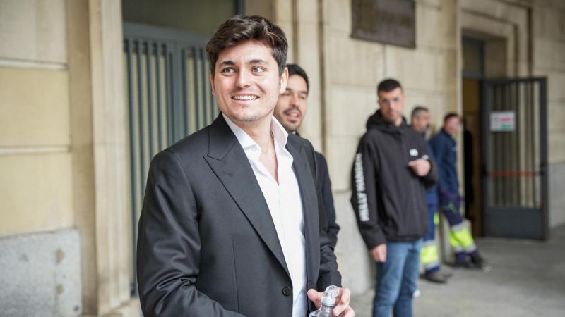 Milei le habría ofrecido asilo político al activista español Vito Quiles tras una orden de captura judicial