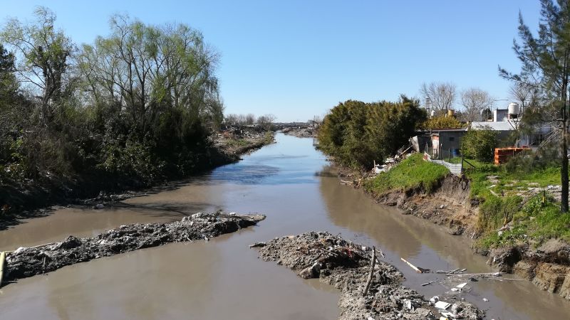 Denuncian un basural clandestino en La Plata por presunta contaminación del arroyo Del Gato