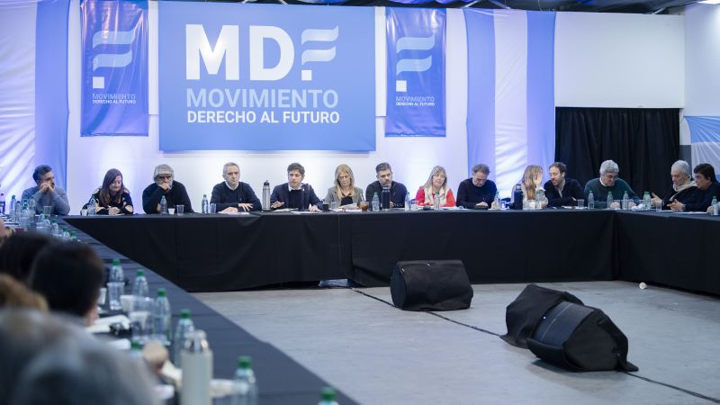 Kicillof reunió a su espacio en La Plata y dejó una definición electoral: “No hay sumisión, vamos a las PASO o a internas
