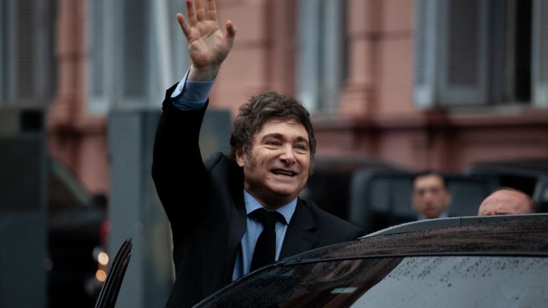 Un Milei exaltado insultó a De Mendiguren en La Rural: el ex ministro anunció que lo demandará