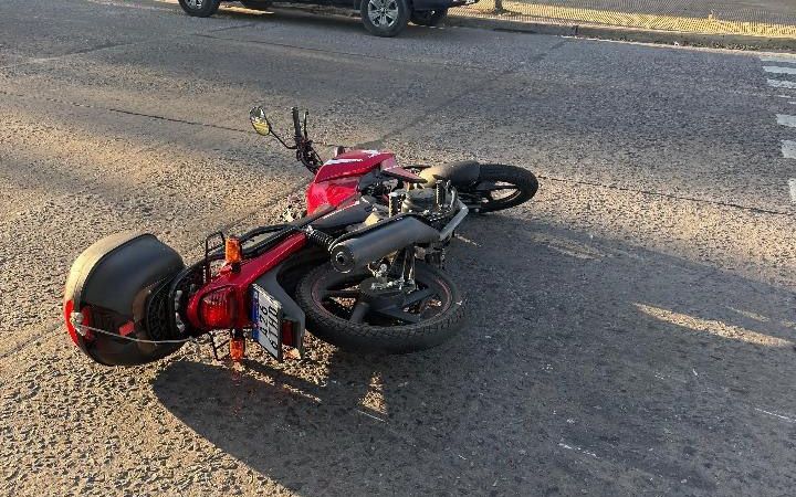 Un motociclista resultó gravemente herido tras un fuerte choque en La Plata y deberá ser operado