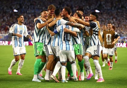 Con el alma y el corazón, la Scaloneta remontó un partidazo y está en 4tos de final