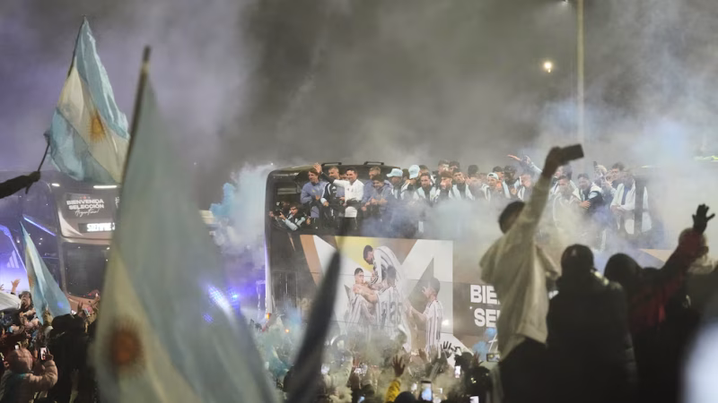 La Selección Argentina volvió al país tras el Mundial 2026 y fue recibida por una multitud en Ezeiza