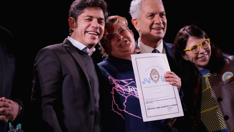 400 familias recibieron la escritura gratuita de su vivienda en un acto encabezado por Kicillof y Alak