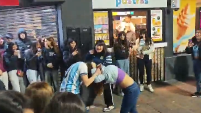 Incidentes en pleno centro de La Plata: una pelea entre jóvenes opacó los festejos por la Selección