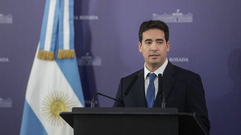 El Gobierno admite que el dólar podría llegar a $1800 y asegura que no prevé una crisis cambiaria