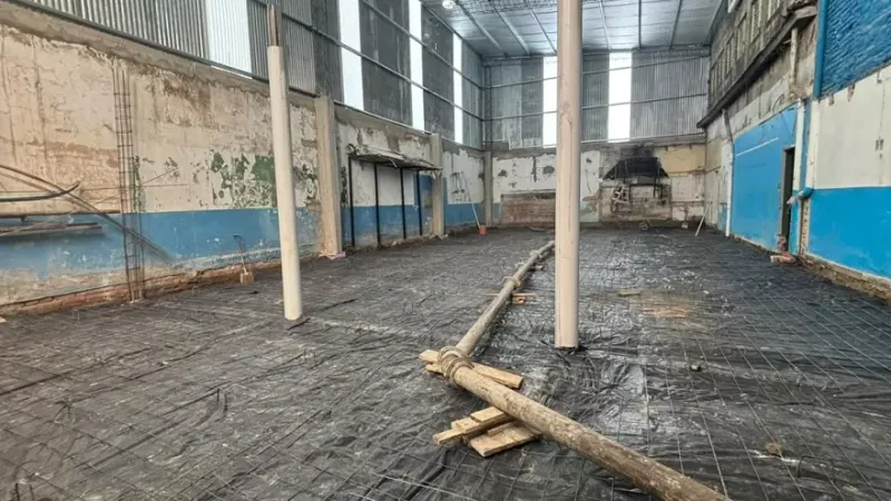 Villa San Carlos avanza con la instalación del nuevo tecnopiso deportivo