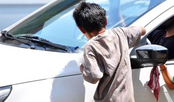 Detuvieron en La Plata al principal acusado de explotar a niños para pedir dinero en los semáforos