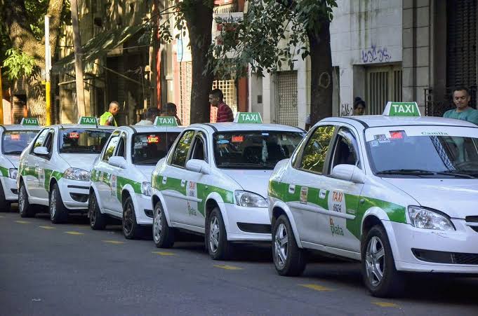 Los viajes en taxi volvieron a caer en La Plata y la recaudación real está 43% por debajo de 2023