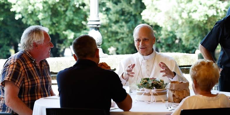 Papa León XIV almorzó con personas vulnerables y migrantes durante sus vacaciones en Castel Gandolfo