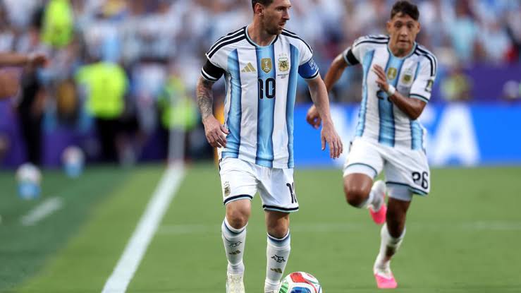 Inglaterra ya calienta la semifinal ante Argentina: la prensa británica habla de Messi, rivalidad y cuentas pendientes