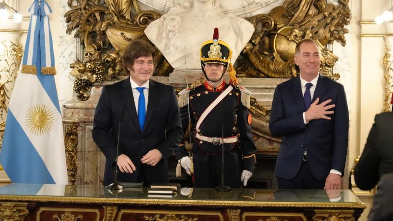 Milei le tomó juramento a Diego Santilli como nuevo jefe de Gabinete