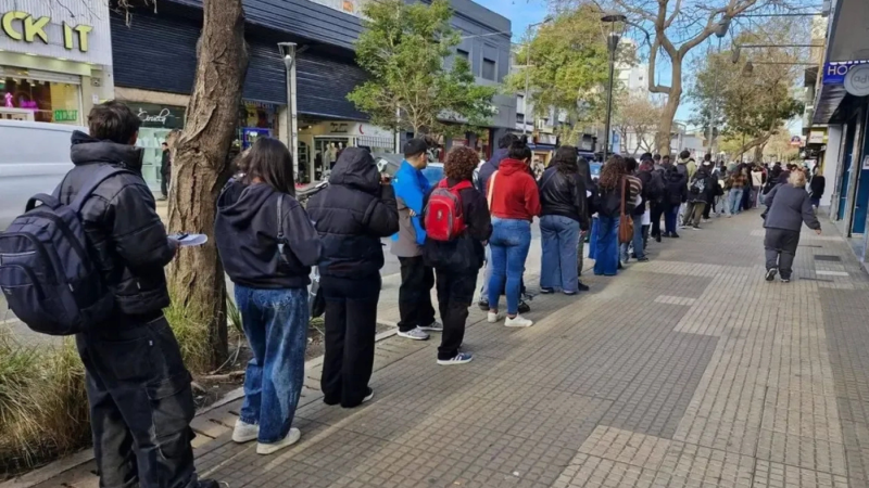 Cientos de jóvenes hicieron dos cuadras de fila para postularse a un solo empleo en La Plata