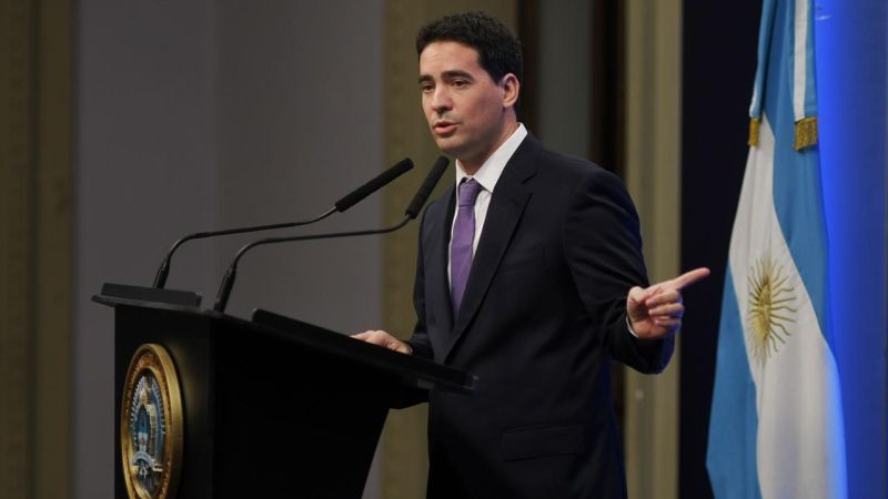 El Gobierno salió a desmentir una devaluación tras los dichos del vocero sobre un dólar a $1.800
