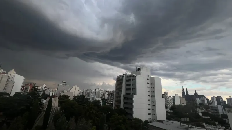 Alerta amarilla por tormentas en La Plata: prevén lluvias intensas, ráfagas y posible caída de granizo