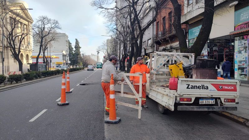 Corte parcial de tránsito en avenida 7 por una obra para reparar un socavón en La Plata
