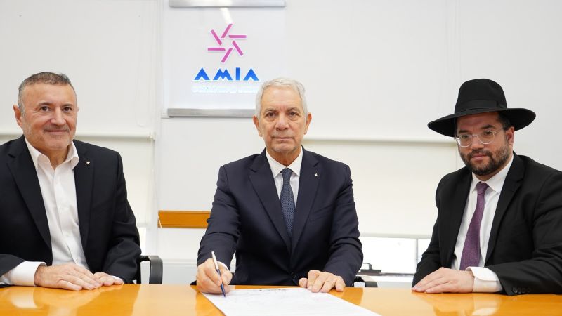 Alak firmó un compromiso por la memoria y la justicia en un encuentro en la AMIA